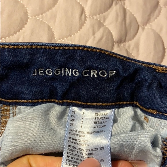 american eagle jeans that are fringed and cropped - Picture 6 of 6